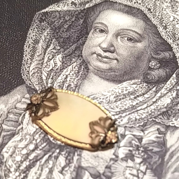 1800s Victorian Mother of Pearl Paste Stone Brooch - Picture 6 of 7